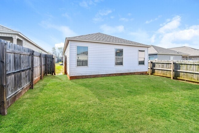 Building Photo - 16419 Waterbury Ln