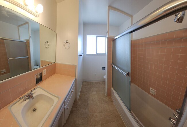Building Photo - 550 Piney Way