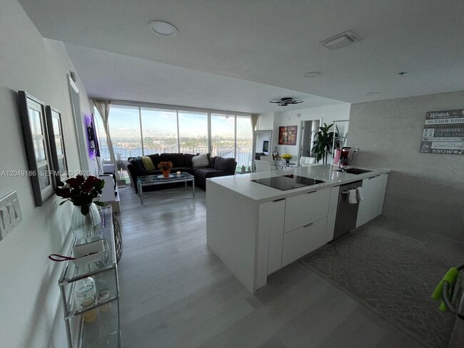 Building Photo - 7601 E Treasure Dr