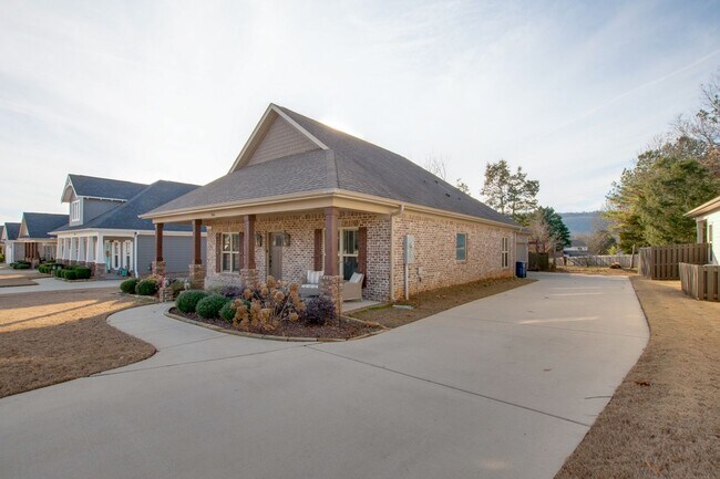 Building Photo - Adoreable 3 Bedroom 2 Bathroom Home in Nat...