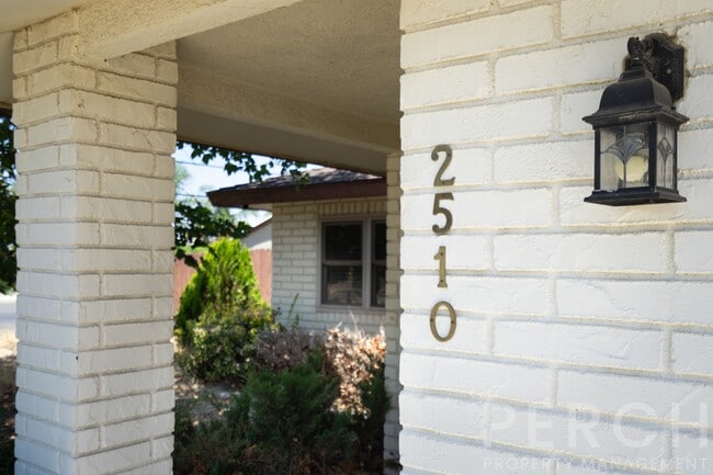 Building Photo - 2510 E Devonshire Ave