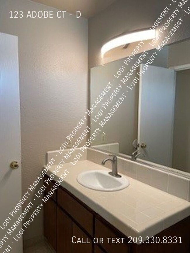 Building Photo - 123 Adobe Ct