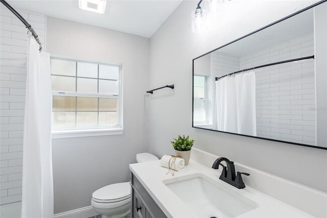 2nd bathroom - 1918 E Shadowlawn Ave