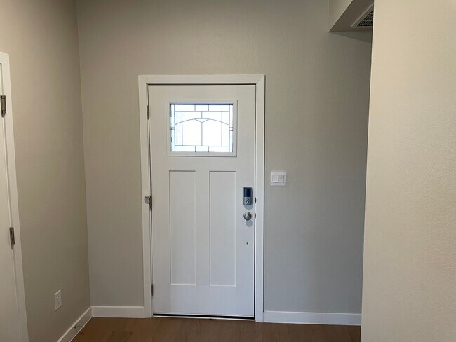 Building Photo - London Home