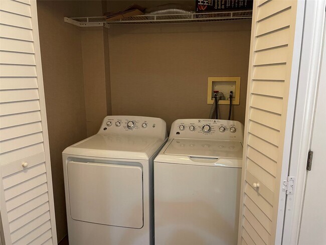 Building Photo - 302 Somerset