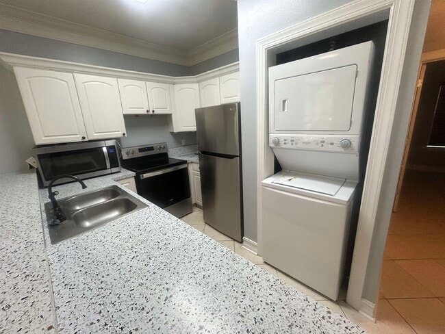 Building Photo - 409 E 7th Ave