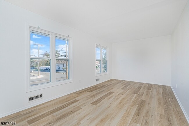 Building Photo - 17 Throckmorton Ln