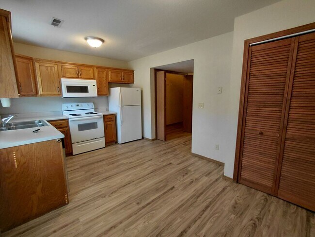 Building Photo - 24910 Scenic Dr