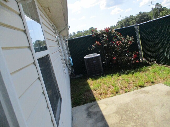 Building Photo - Townhome in Evans