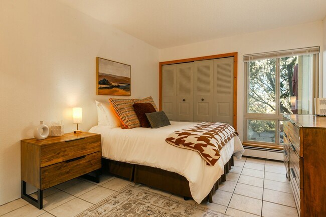 Building Photo - 159 K Calle Ojo Feliz