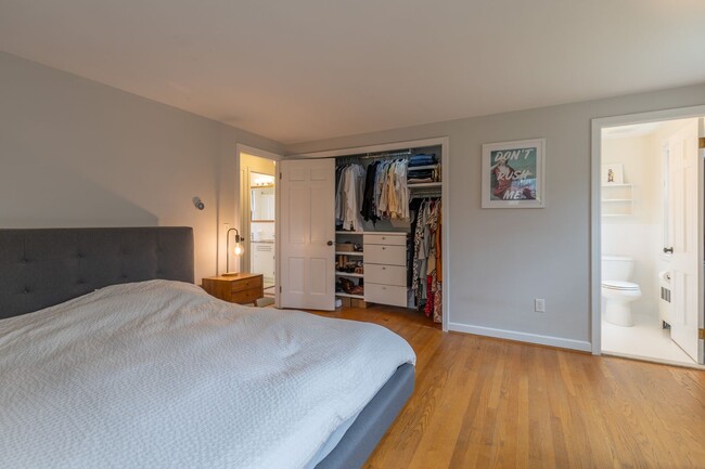 Building Photo - Bright and Beautiful 4 Bedroom Colonial