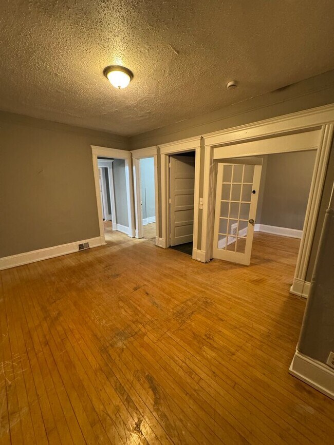 Building Photo - Spacious 4BR Upper Duplex Unit in the Hear...