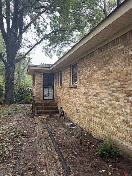 Building Photo - 4008 Macaulay Cove