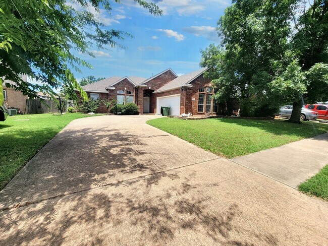 Building Photo - 3/BR, 2/BA Home with Spacious Layout & Lar...