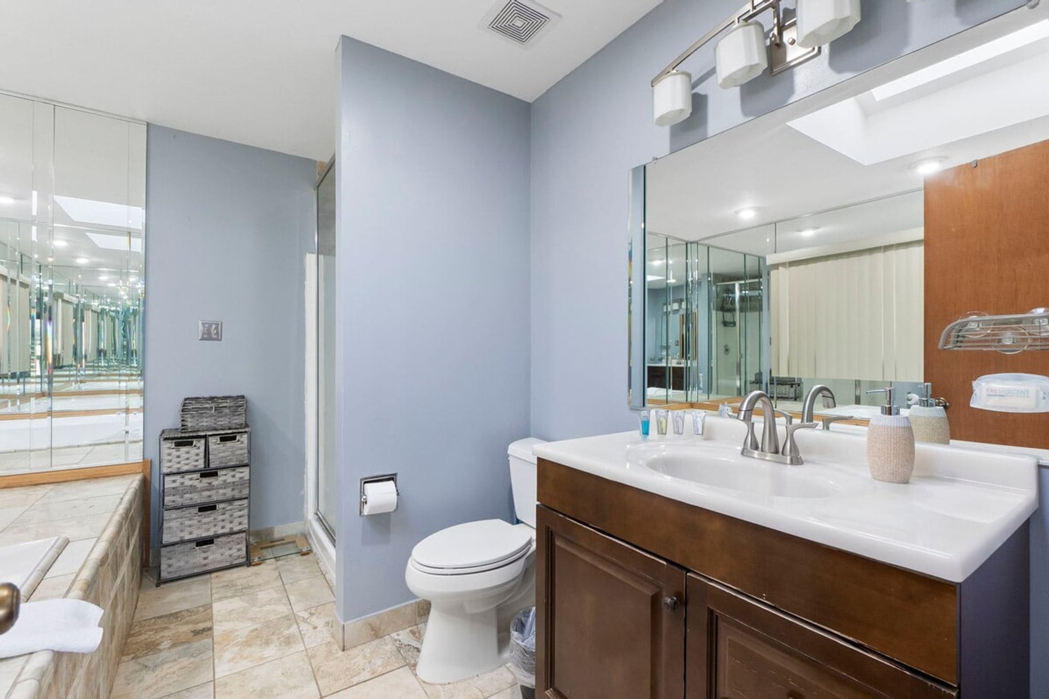 Building Photo - 4920 Lake Ct