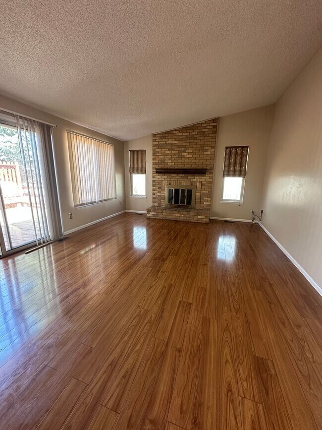 Building Photo - 5 bedroom 3 bathroom Sinlge Family House in Aurora