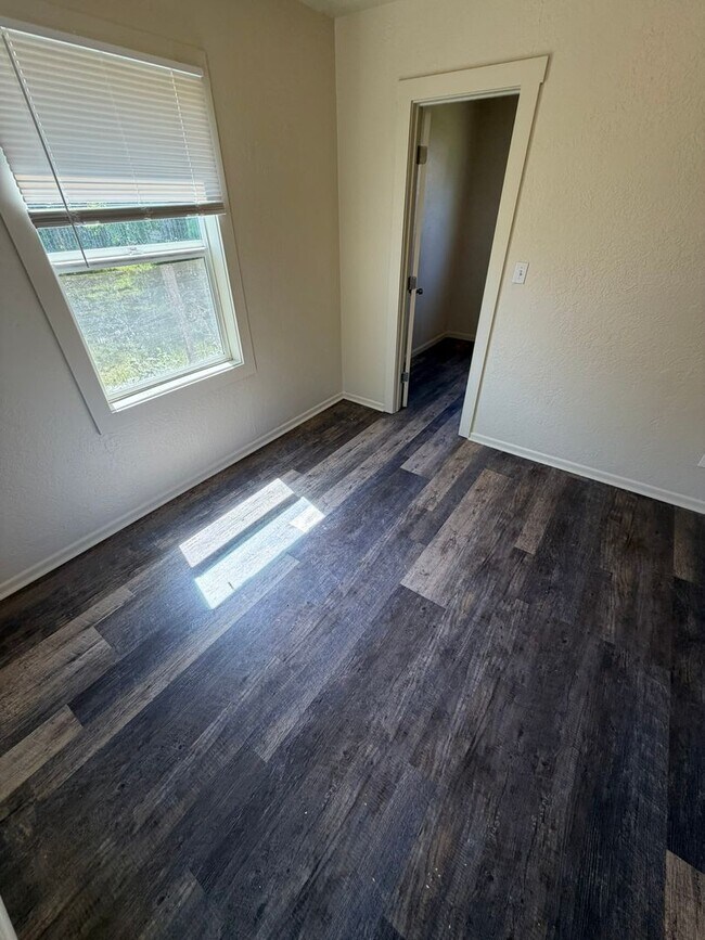 Building Photo - Cozy 1 Bedroom!