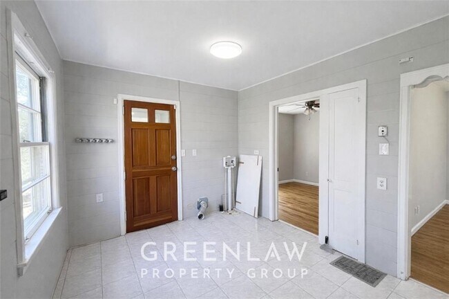 Building Photo - 1944 Lyle Ave