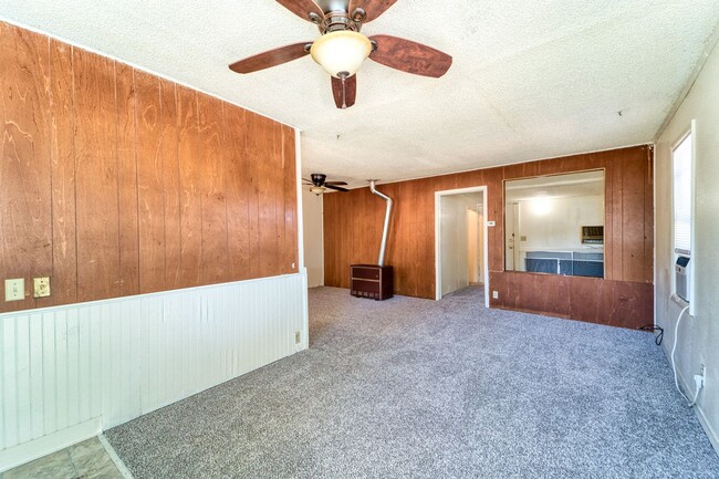 Building Photo - 1 bedroom 1 bath 900 sq ft home located in...