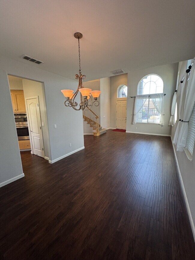 Building Photo - Beautiful 4 Bedroom, 3 Full Bath in Perfec...