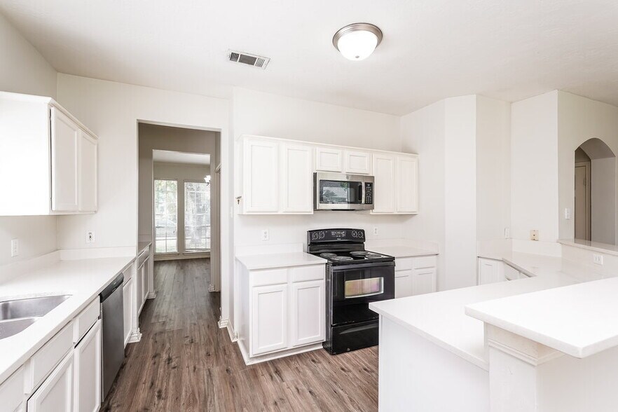 Building Photo - 17902 Scenic Oaks Dr