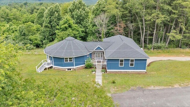Building Photo - 3202 Mathews Ln
