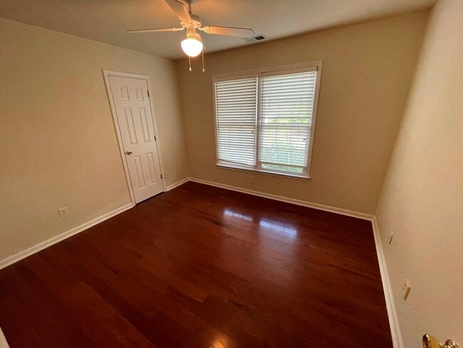 Building Photo - 400 Park Creek Dr