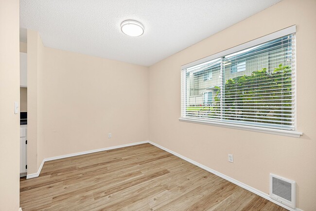 Building Photo - North Tacoma Condo Living | 2 Bed, 1.5 Bat...