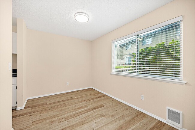Building Photo - North Tacoma Condo Living | 2 Bed, 1.5 Bath End-Unit | Great Amenities!