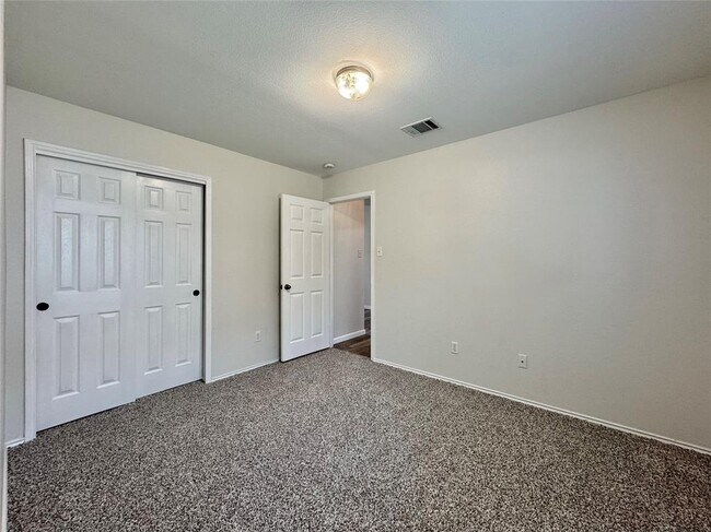 Building Photo - 916 Gentry Dr
