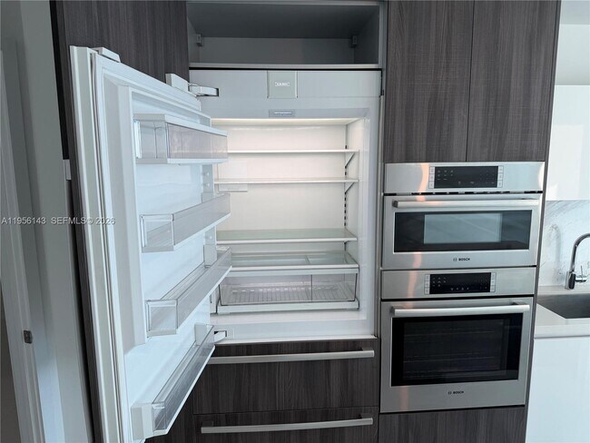 Building Photo - 851 NE 1st Ave