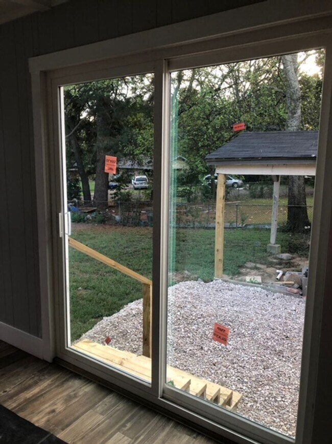 Building Photo - 4/2 Pinetree ISD Fenced Yard
