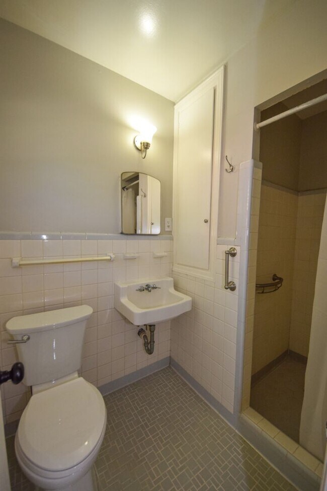 Building Photo - Cute and UPDATED 3 bed 2 bath home near GREAT SCHOOLS.