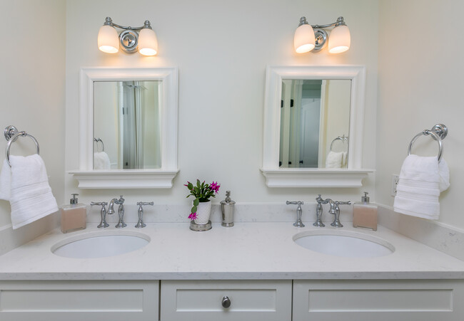 Upstairs hallway bathroom with separate shower and laundry area. - 96 Spurwink Rd