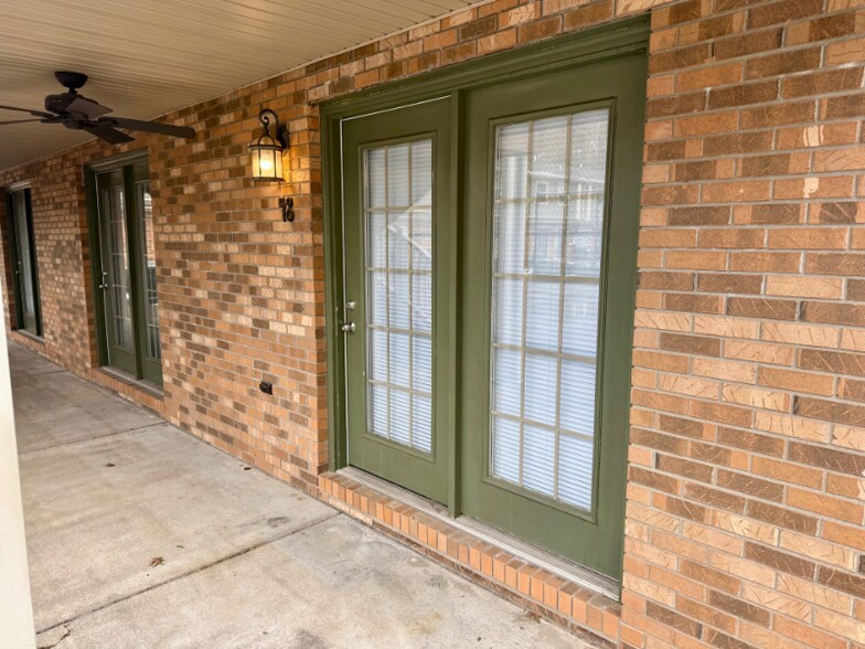 Building Photo - 1616 Spring Valley Dr