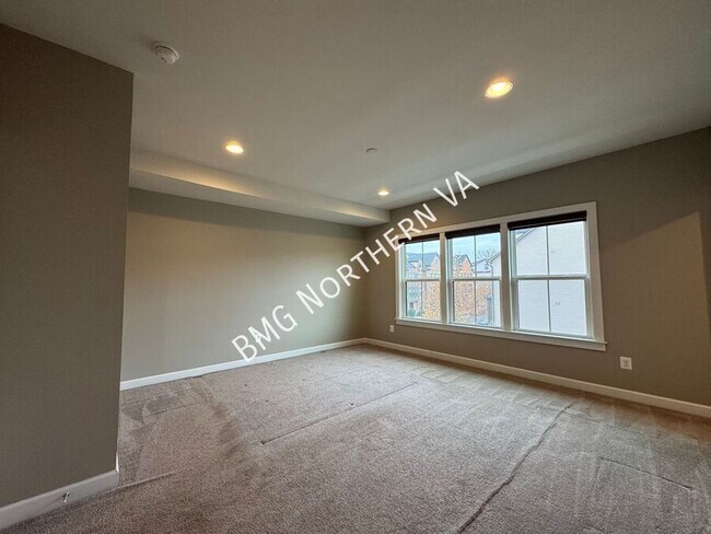 Building Photo - 43339 Stadium Ter