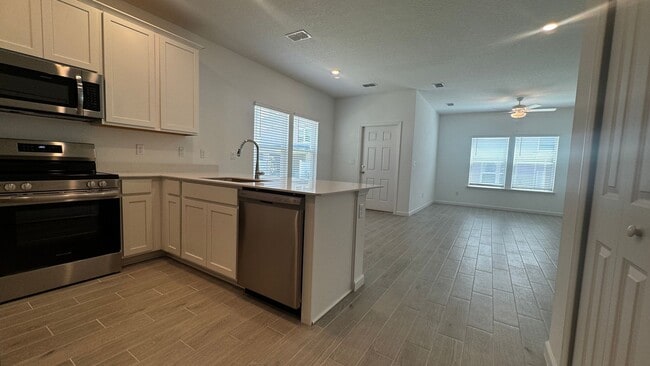 Building Photo - Charming 3BR Townhome with Screened-In Patio