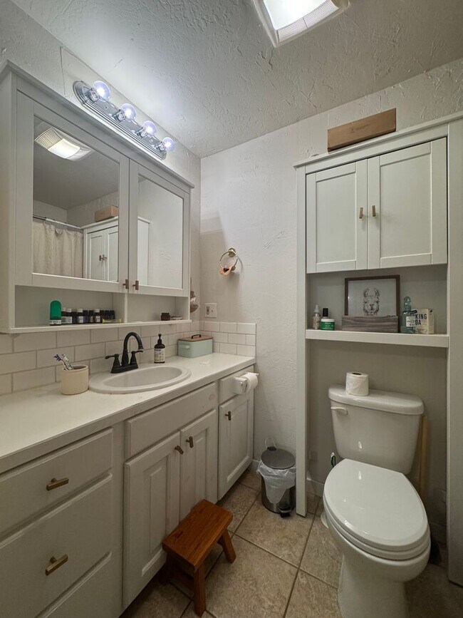 Building Photo - Updated 3 Bed/ 2 Bath Rental