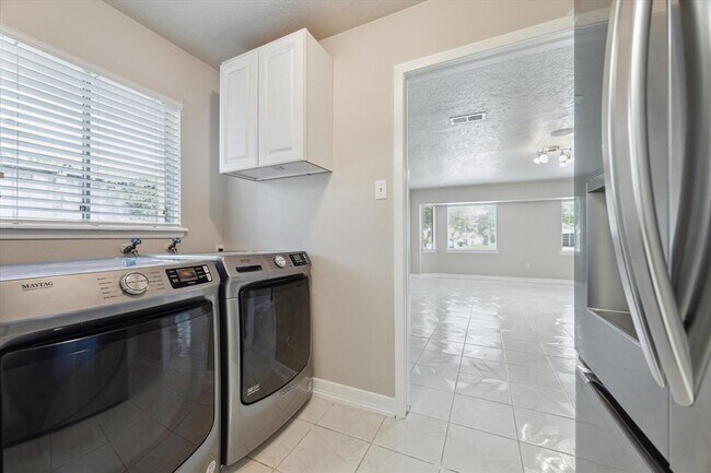 Building Photo - 9711 Long Branch Ln
