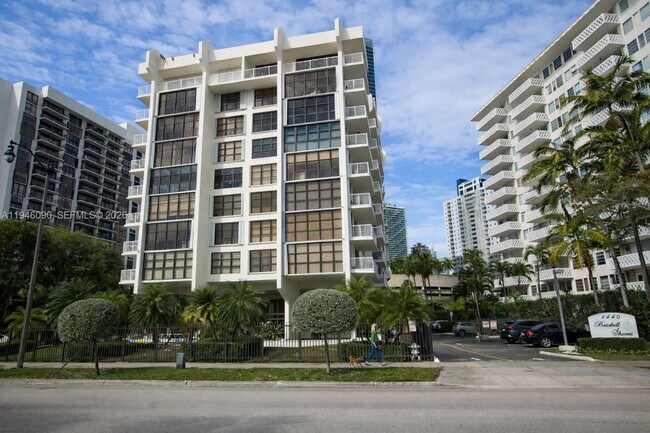 Building Photo - 1440 Brickell Bay Dr