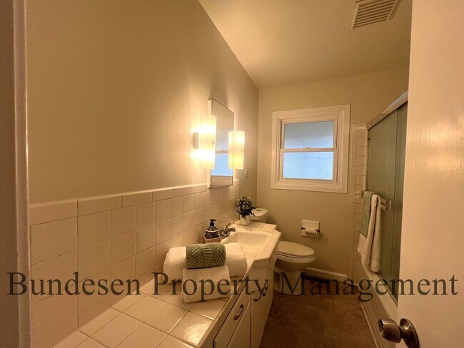 Building Photo - 3237 Midway Dr