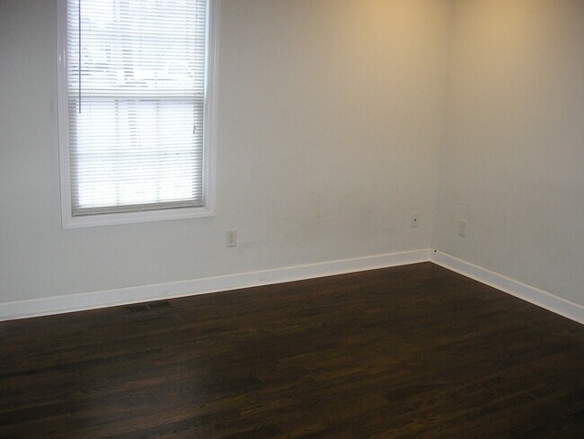 Building Photo - 1521 Normalview Dr