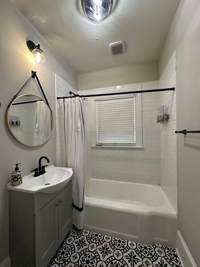 Building Photo - Fully Furnished 3 Bed 2 Bath Home