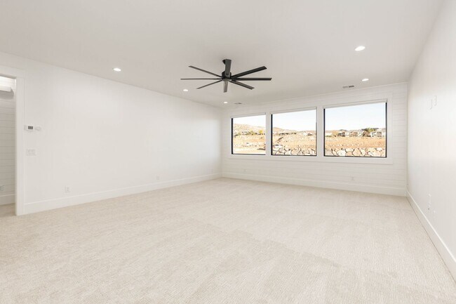 Building Photo - 6 bedroom with RV Garage and Hot Tub