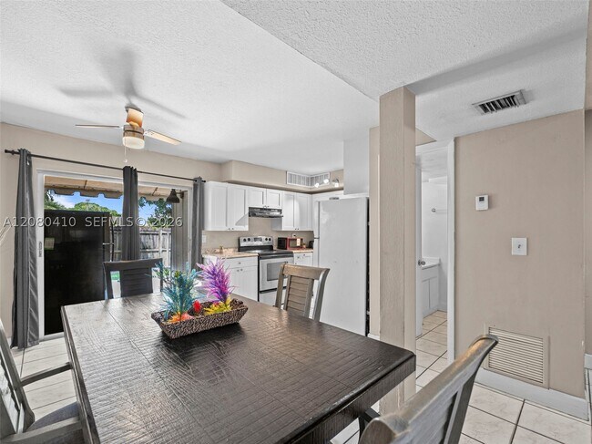 Building Photo - 3609 Townhouse Ct