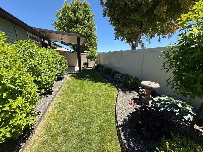 Building Photo - 2839 E Apricot Dr