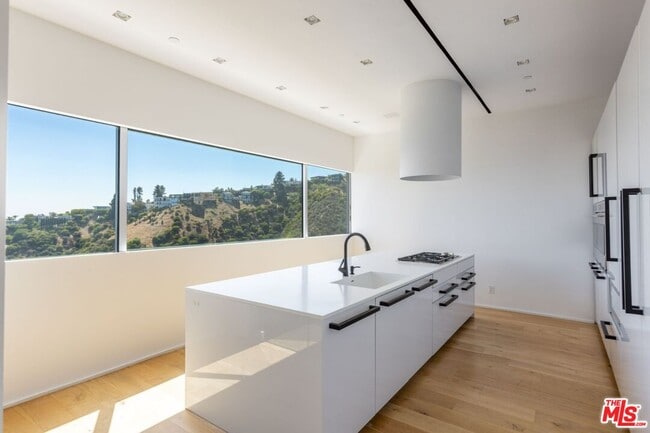 Building Photo - 1853 Sunset Plaza Dr
