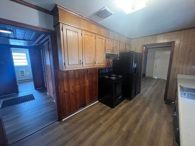 Building Photo - 3 bedroom 1 bathroom single level home