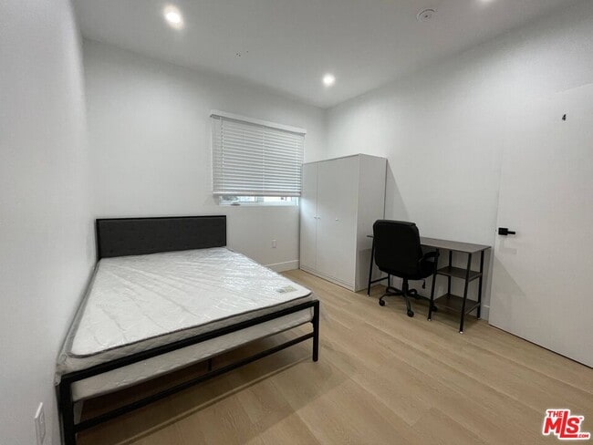 Building Photo - 1340 W 37th St