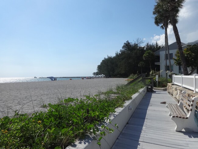 Building Photo - Venice, FL 2BR/2BA Condo in Bahia Vista Gulf